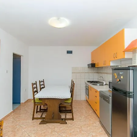 Apartment Andy Komiza